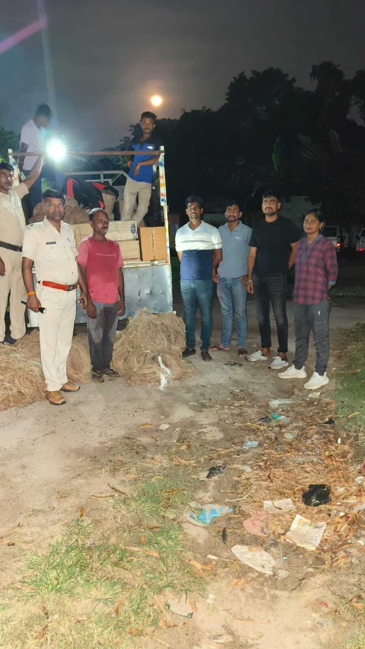 उत्पाद विभाग ने पिकअप से 342 लीटर शराब किया बरामद