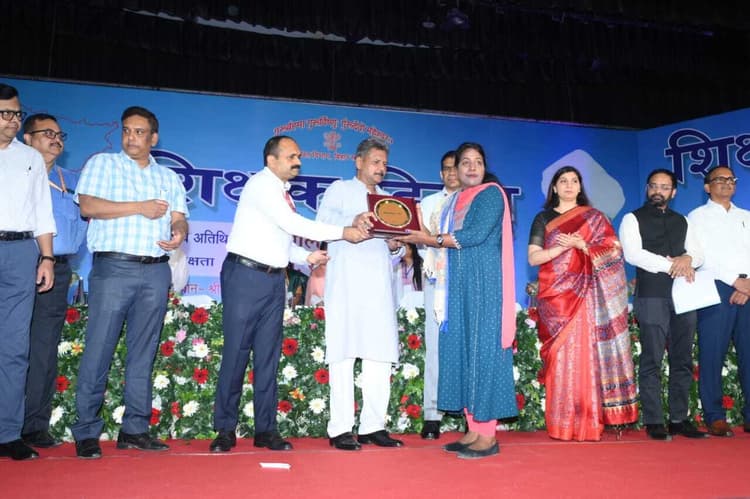 राजकीय शिक्षक पुरस्कार मिलने पर प्रधान शिक्षिका को दी बधाई