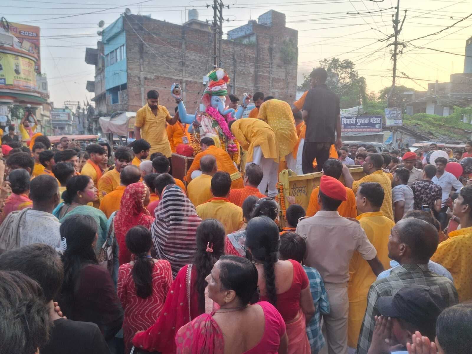 गंगा महाआरती के बाद नम आंखों से की गयी गणेश जी की प्रतिमा विसर्जित