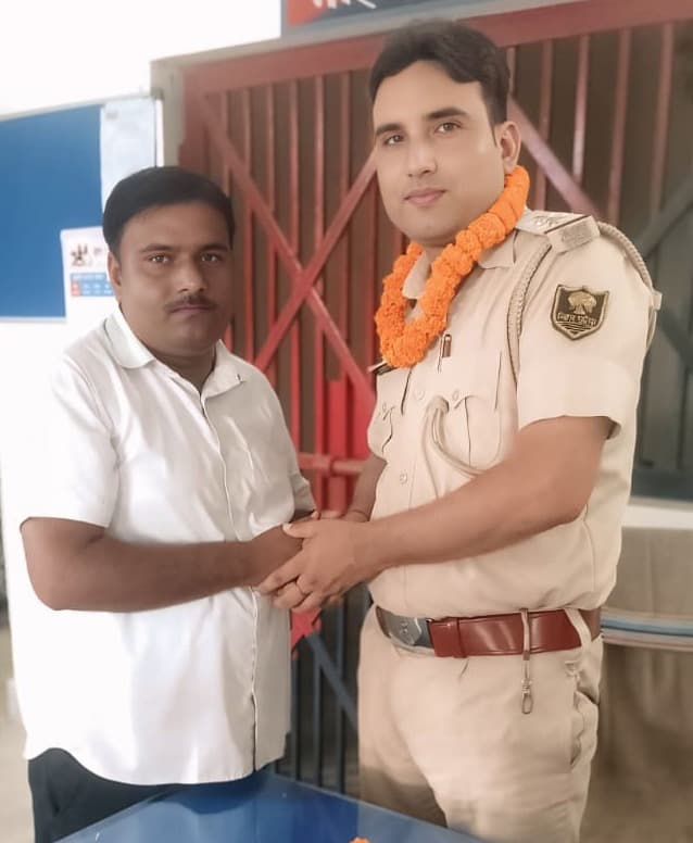 पंचायत अध्यक्ष ने नये थानाध्यक्ष का किया स्वागत