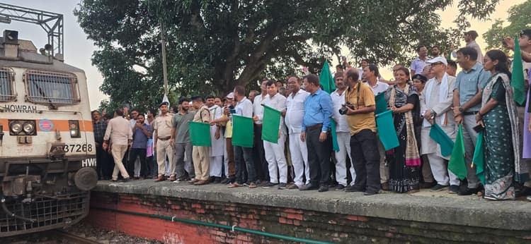 कुलिक एक्सप्रेस ट्रेन को सांसद व विधायक ने हरि झंडी दिखाकर किया रवाना