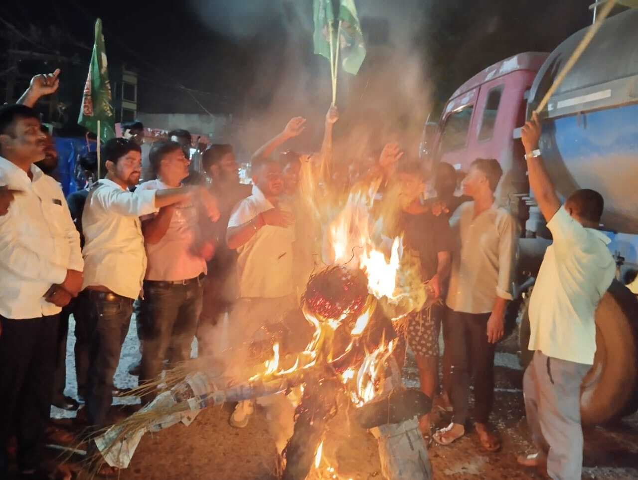 hajipur news. एनडीए के बिहार बंद के विरोध में राजद ने फूंका पीएम का पुतला