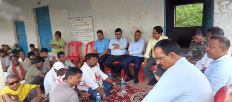 राजधर रेलवे लाइन को बाधित कर धरना पर बैठे रैविमो व रैयत