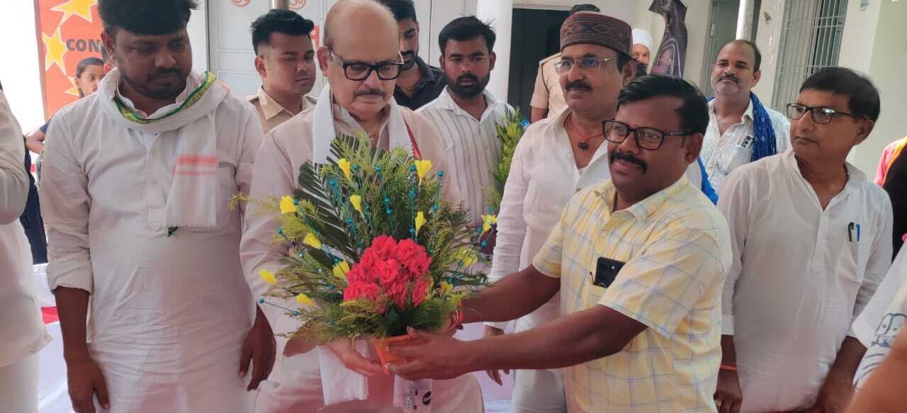 सांसद ने प्राणपुर के कई गांवों का किया दौरा, लोगों की समस्याएं सुनी