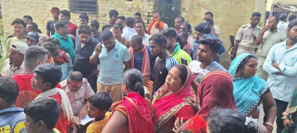 बारिश से बचने को पीपल पेड़ के नीचे खड़े तीन पशुपालकों की वज्रपात से मौत