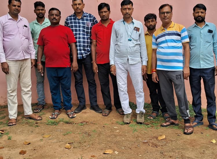 संविदा पर समायोजन करने की मांग को ले चालकों ने डीएम को दिया आवेदन