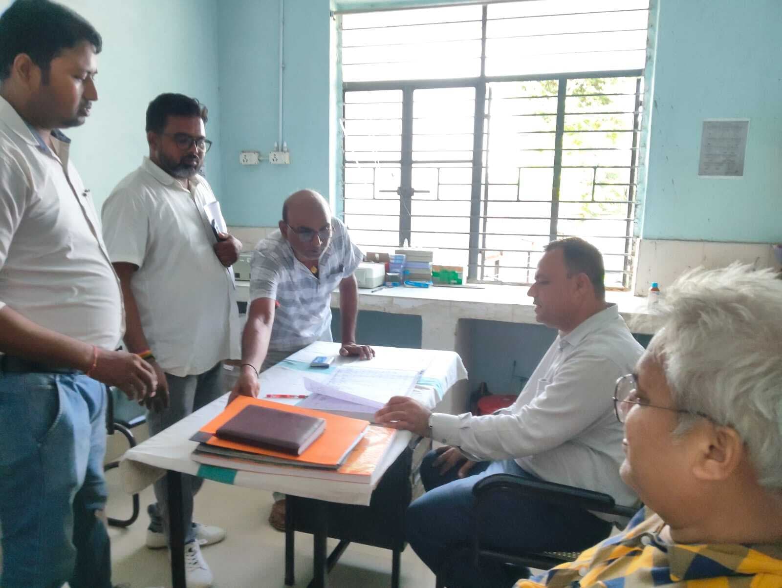 डीआरडीए निदेशक ने चौथम सीएचसी का किया औचक निरीक्षण