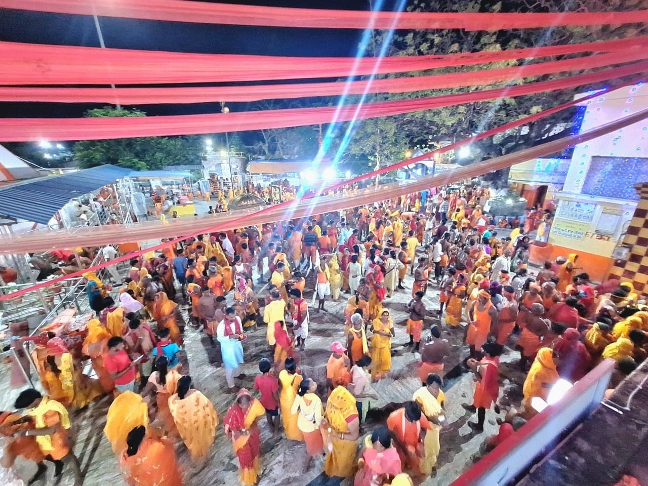 Motihari: सोमेश्वरनाथ महादेव मंदिर में हजारों कांवरियों ने किया जलाभिषेक