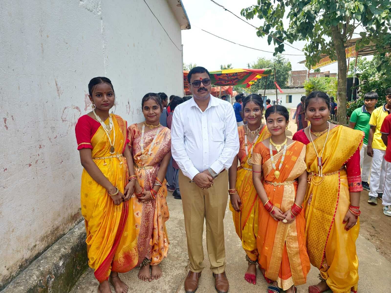 रंगारंग सांस्कृतिक कार्यक्रम प्रस्तुत कर बच्चों ने बांधा समां