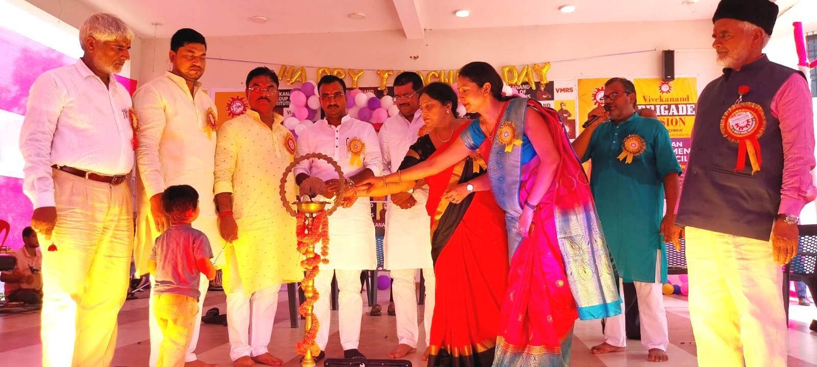 Aurangabad News : सृजन के पतवार और समाज का सम्मान है शिक्षक : निदेशक