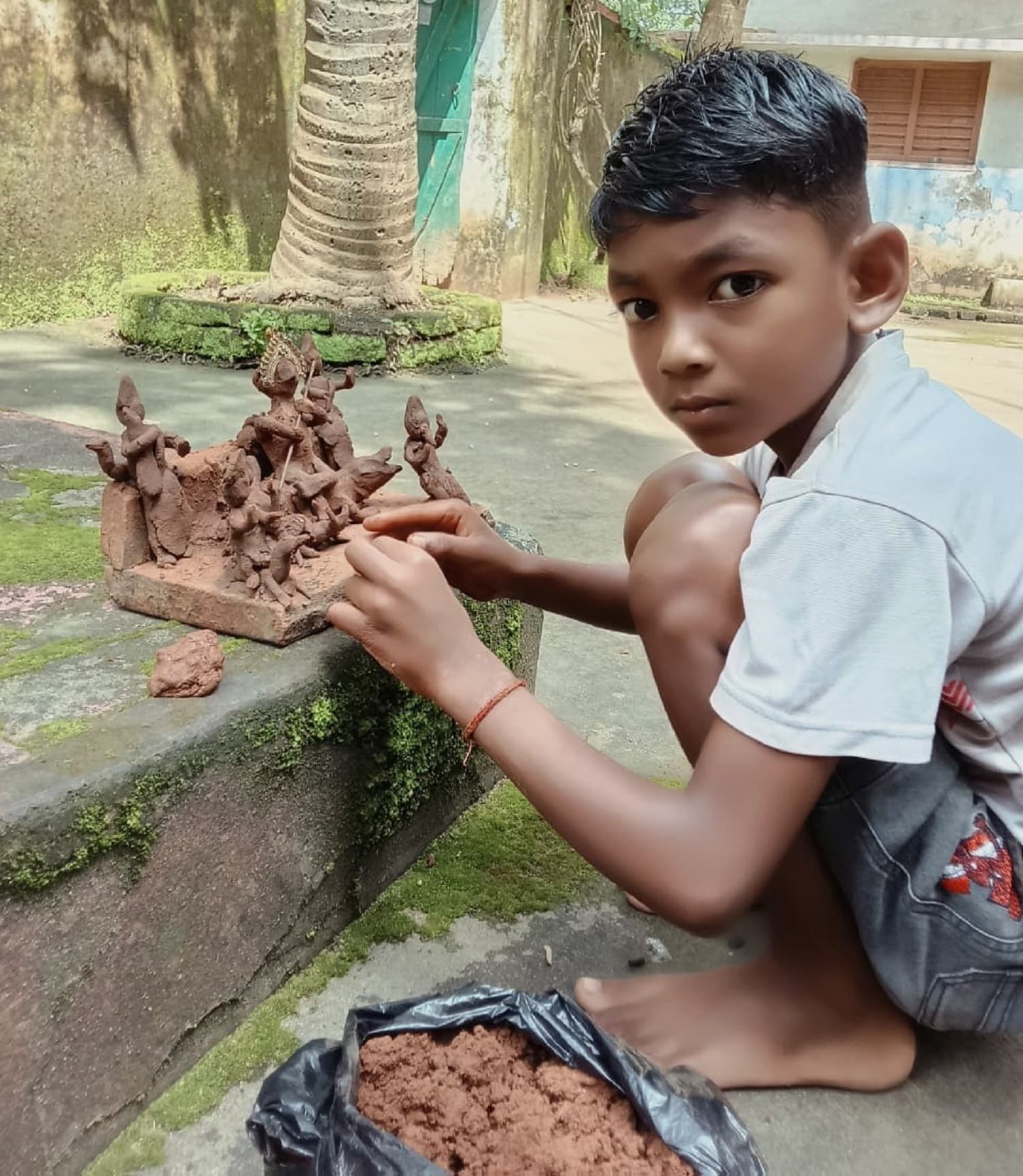 Bokaro News : नौनिहाल की अद्भुत कलाकारी, सात वर्षीय आयुष्मान मिट्टी में गढ़ रहा सपनों की दुनिया