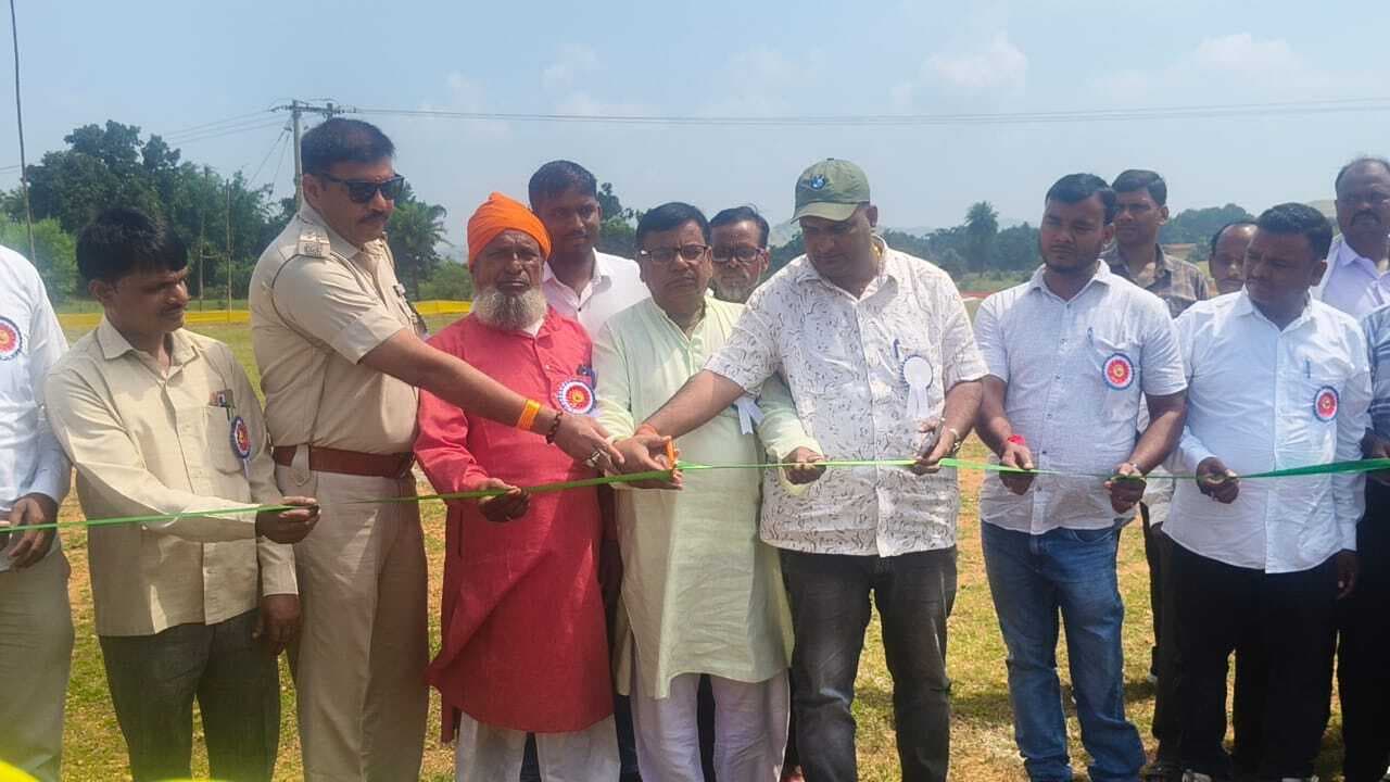 Giridih News :सलैयाटांड़ दो दिवसीय फुटबॉल टूर्नामेंट शुरू