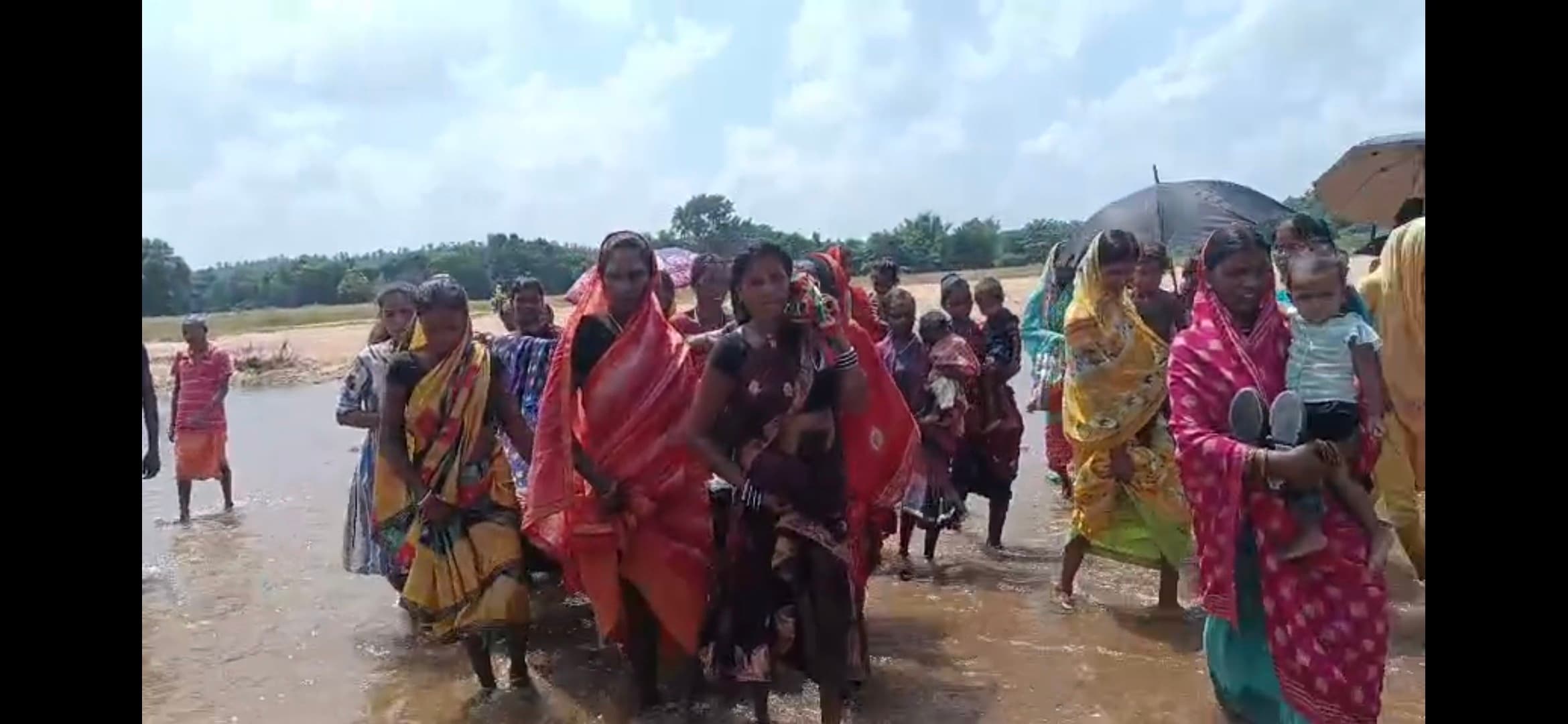 Giridih News :प्रसव पीड़ा होने पर महिलाओं ने साथी को खाट पर लादकर दो किमी दूर मुख्य सड़क तक पहुंचाया