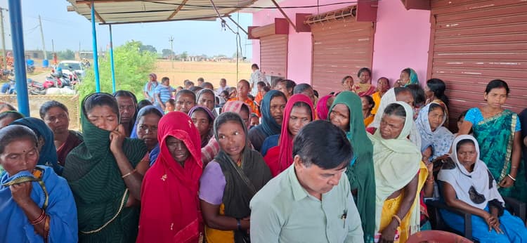 Giridih News :प्रवासी मजदूर का शव पहुंचा गांव, शोक