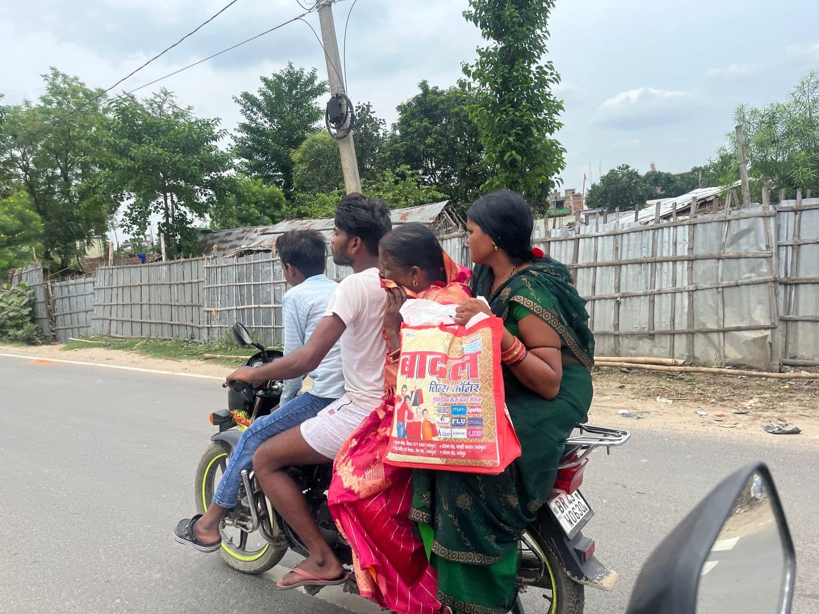 एक बाइक पर पांच सवारी, नियमों की उड़ रही धज्जियां