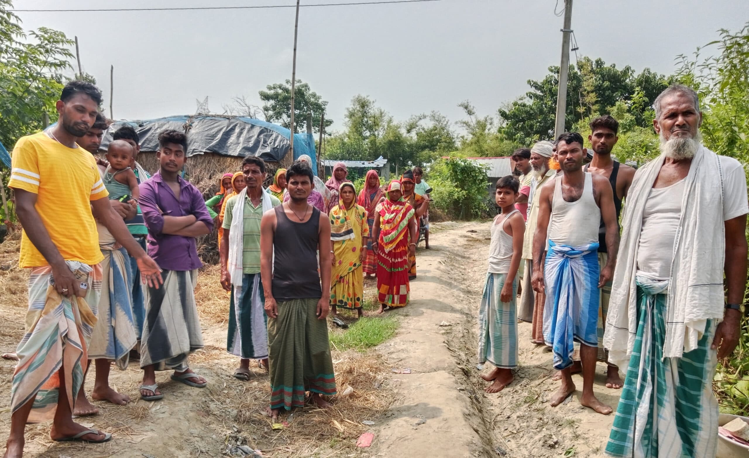 मुख्यालय से महज दो किमी दूर टुप्पा टोली में केवल 100 मीटर सड़क