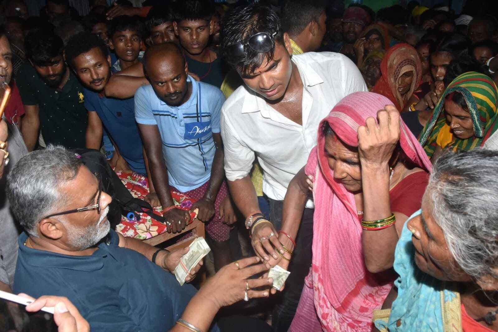 बाढ़ व अग्निपीड़ितों के बीच मदद लेकर पहुंचे सांसद