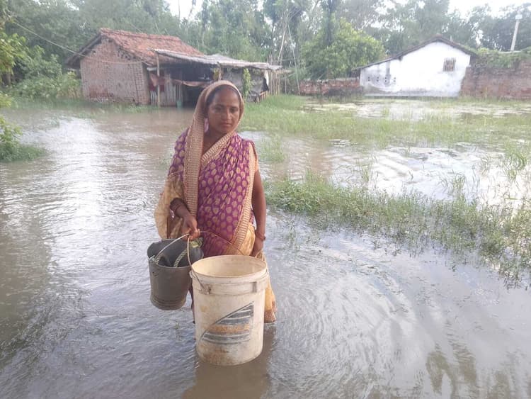 भिड़हा गांव में घुसा बाढ़ का पानी, लोगों ने लगायी राहत की गुहार