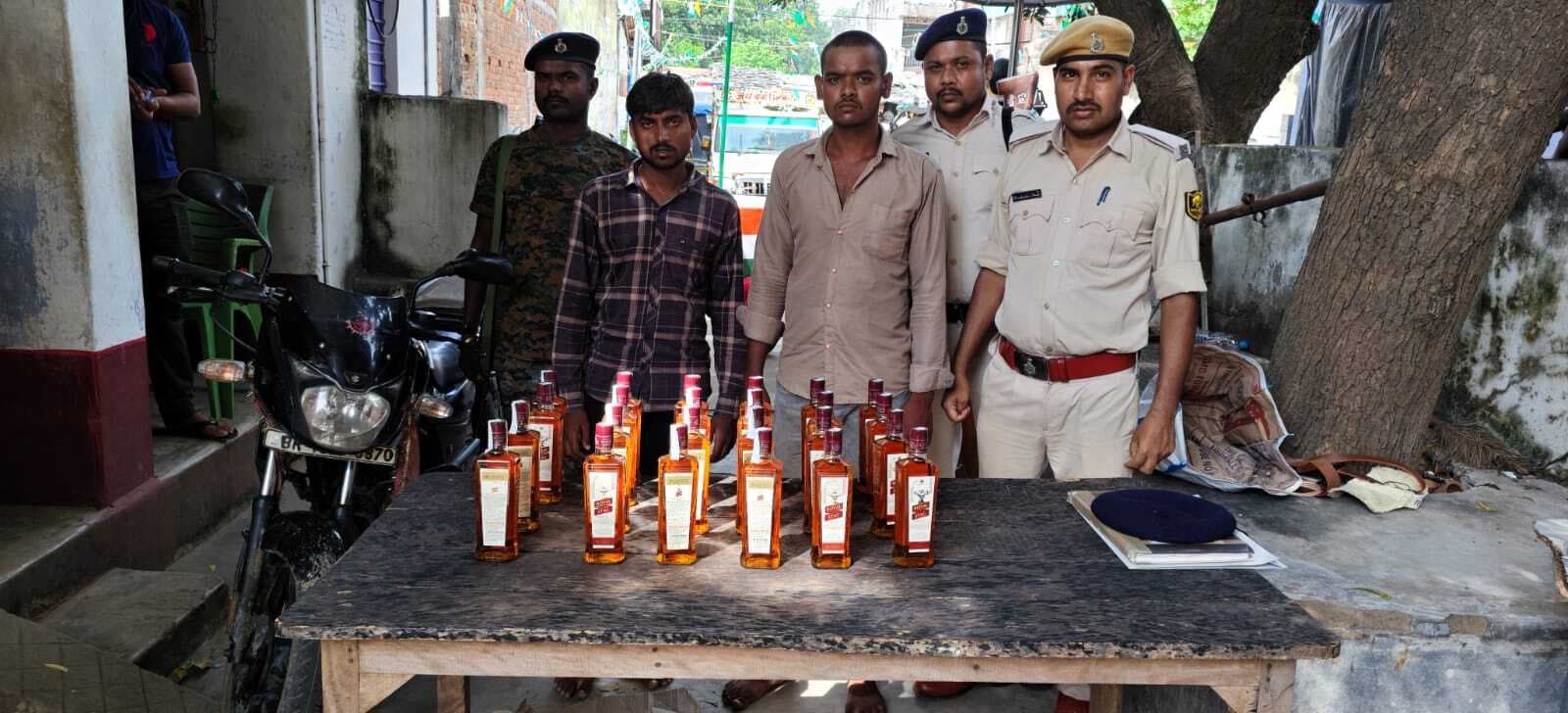 24 बोतल शराब के साथ दो तस्कर गिरफ्तार