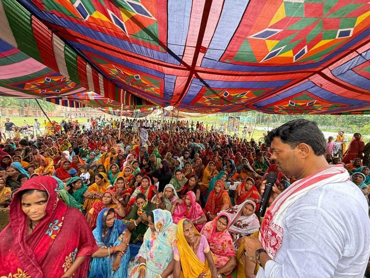 hajipur news. महिलाओं को आत्मनिर्भर बनाने के लिए सरकार की योजनाओं की दी जानकारी