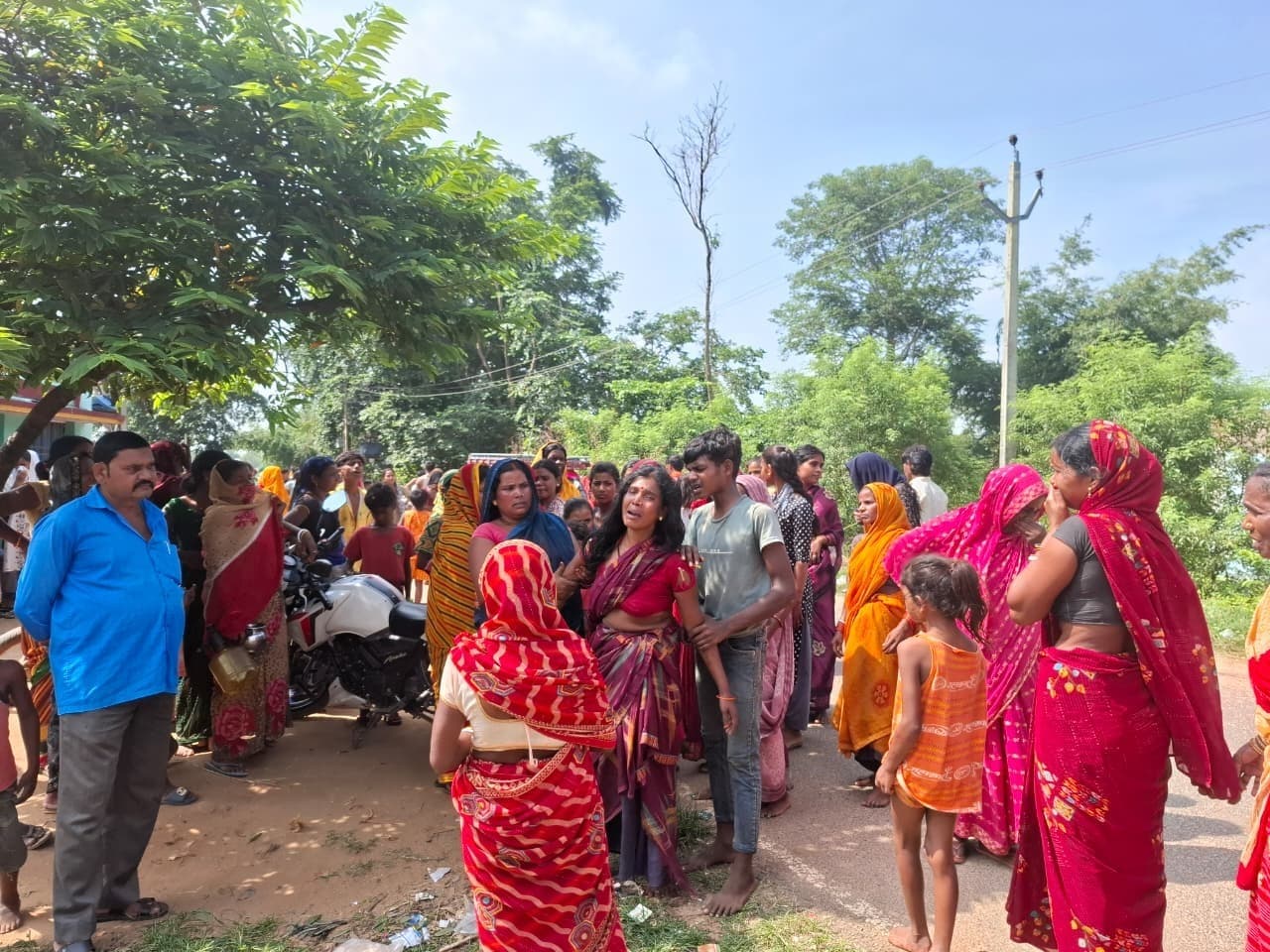 अवैध बालू लदा ट्रैक्टर पलटा, दबकर मजदूर की मौत