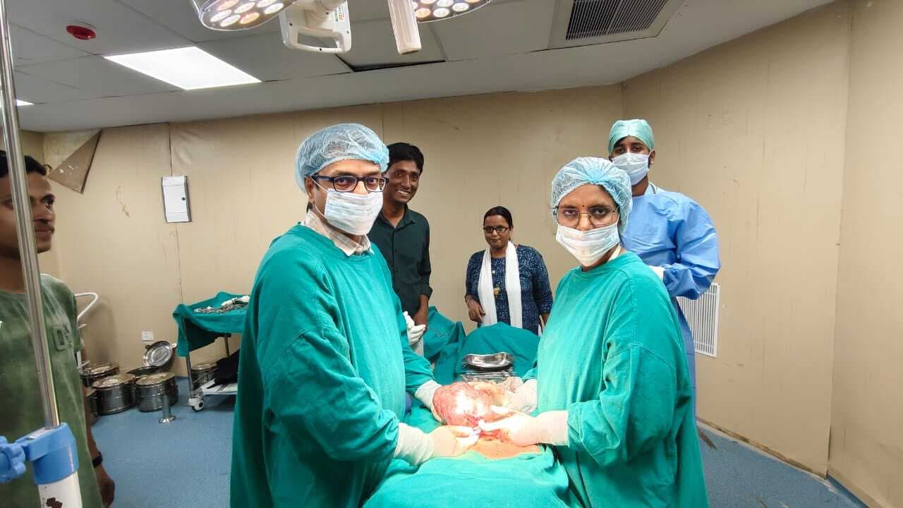 सदर अस्पताल में 65 वर्षीय महिला के पेट से निकला दो किलो का ट्यूमर
