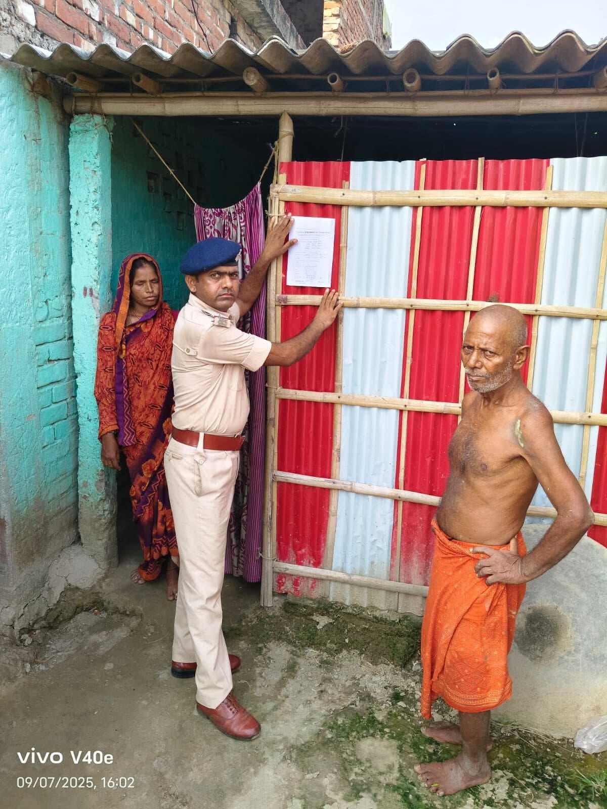 वारंटी के घर पुलिस ने चस्पाया इश्तेहार