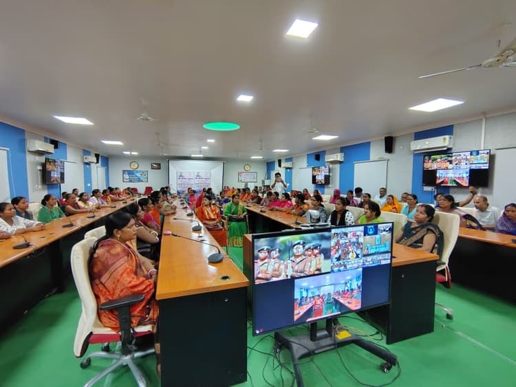 Samastipur News:मुख्यमंत्री महिला रोजगार योजना के शुभारंभ पर समाहरणालय पहुंची 200 जीविका दीदियां