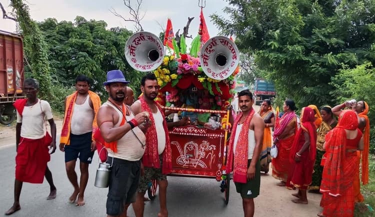 इंदूपुर से देवघर के लिए निकली पैदल रथ यात्रा, 12वीं वर्षगांठ पर भक्तिमय माहौल