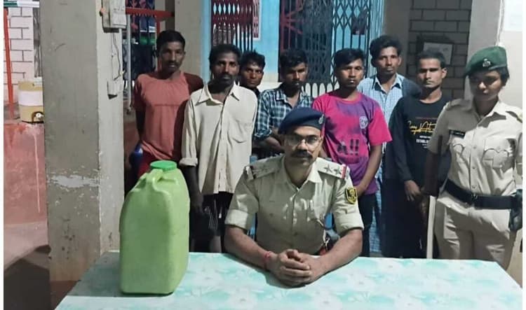 पंद्रह लीटर शराब व बाइक जब्त, सात शराबी गिरफ्तार