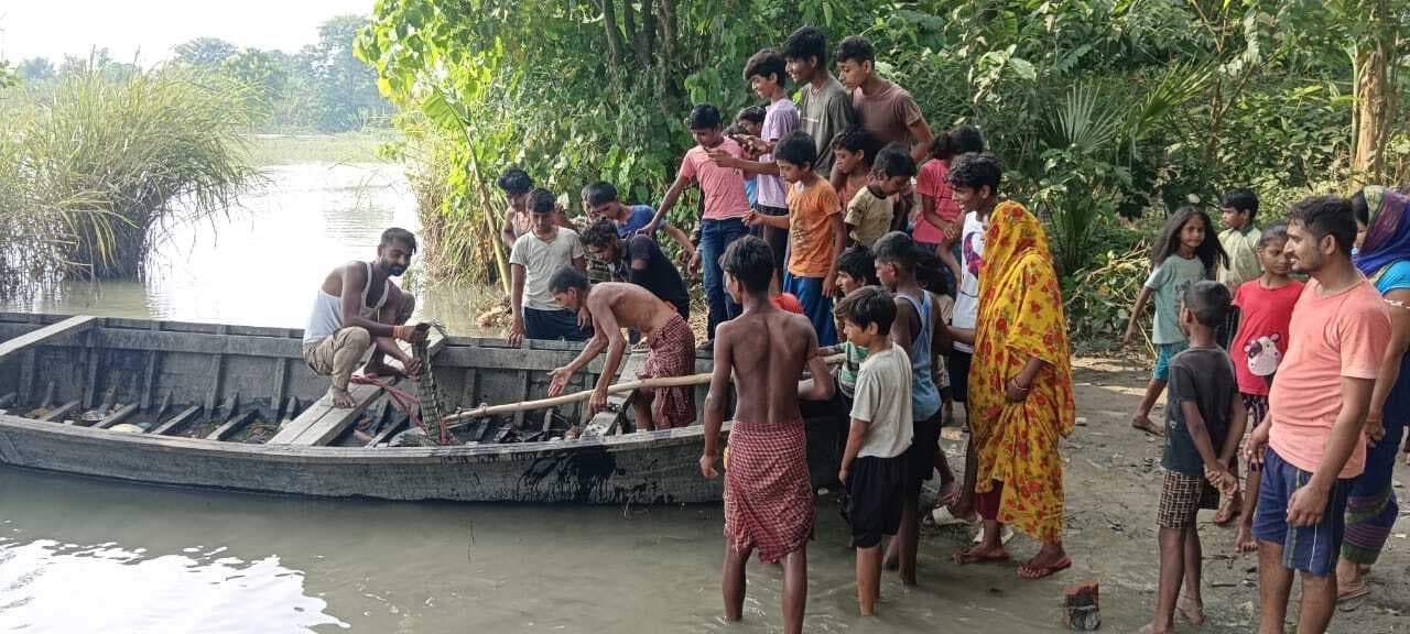 hajipur news. गंडक किनारे निकला घड़ियाल, लोगों ने नदी में छोड़ा