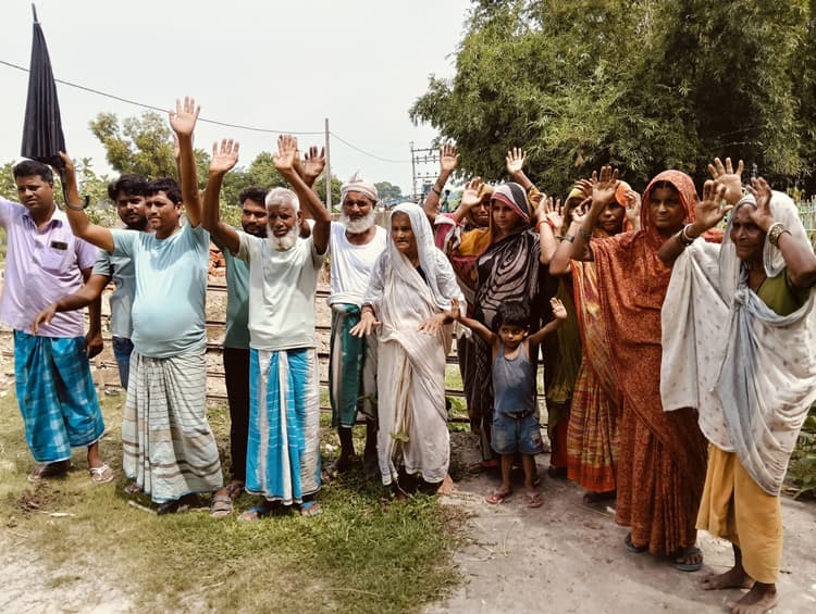 नाला निर्माण में अनियमितता पर ग्रामीणों ने जताया विरोध