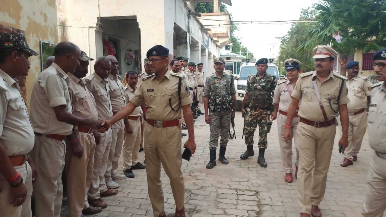 एसपी ने किया लक्ष्मीपुर थाना का औचक निरीक्षण