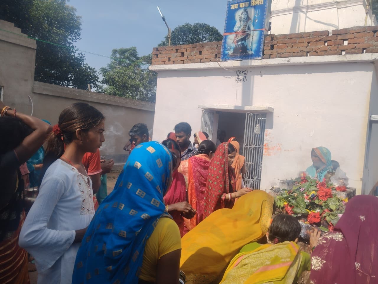 देवीपुर : पूर्णिमा पर शिवालयों में उमड़ी श्रद्धालुओं की भीड़, दिनभर चला अभिषेक