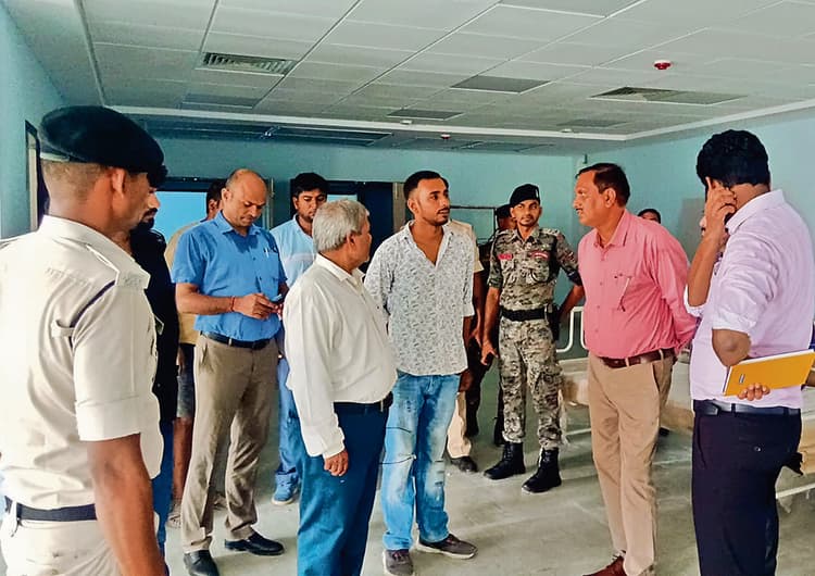Gopalganj News : सदर अस्पताल के निर्माणाधीन भवन के निर्माण कार्य को डीएम ने परखा, तत्काल पूरा कराने का आदेश