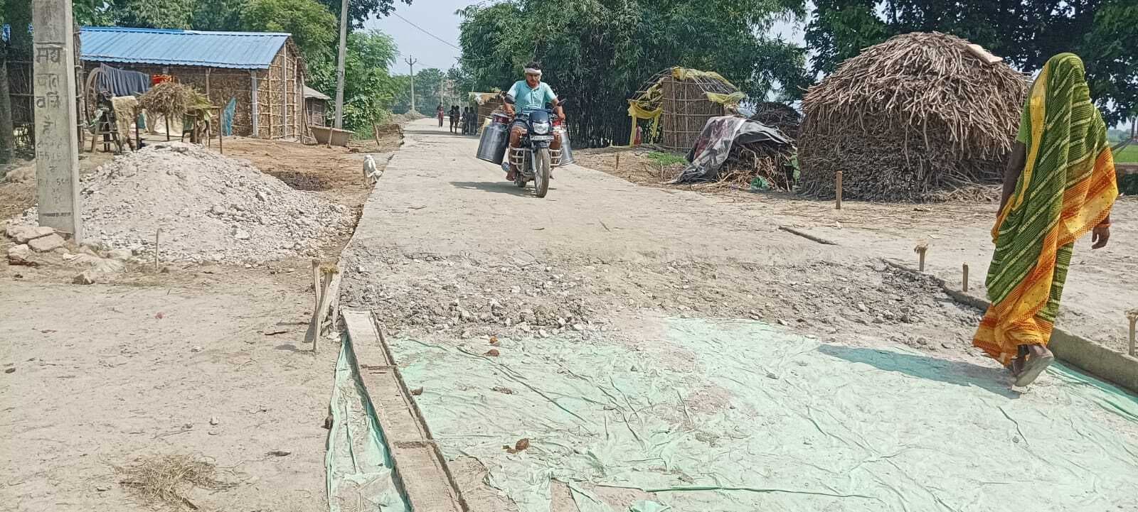 खर्राबासा में किए जा रहे पीसीसी सड़क निर्माण कार्य में घोर अनियमितता से ग्रामीणों में नाराजगी