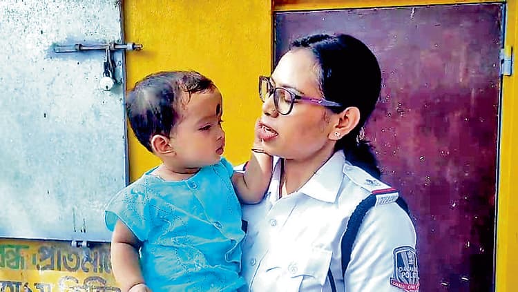 चुंचुड़ा : परीक्षा के दौरान दिखा पुलिस का मानवीय चेहरा भी