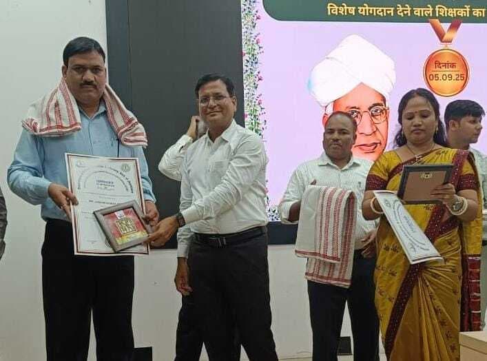 Giridih News :डाइट के प्रभारी प्राचार्य हुए सम्मानित