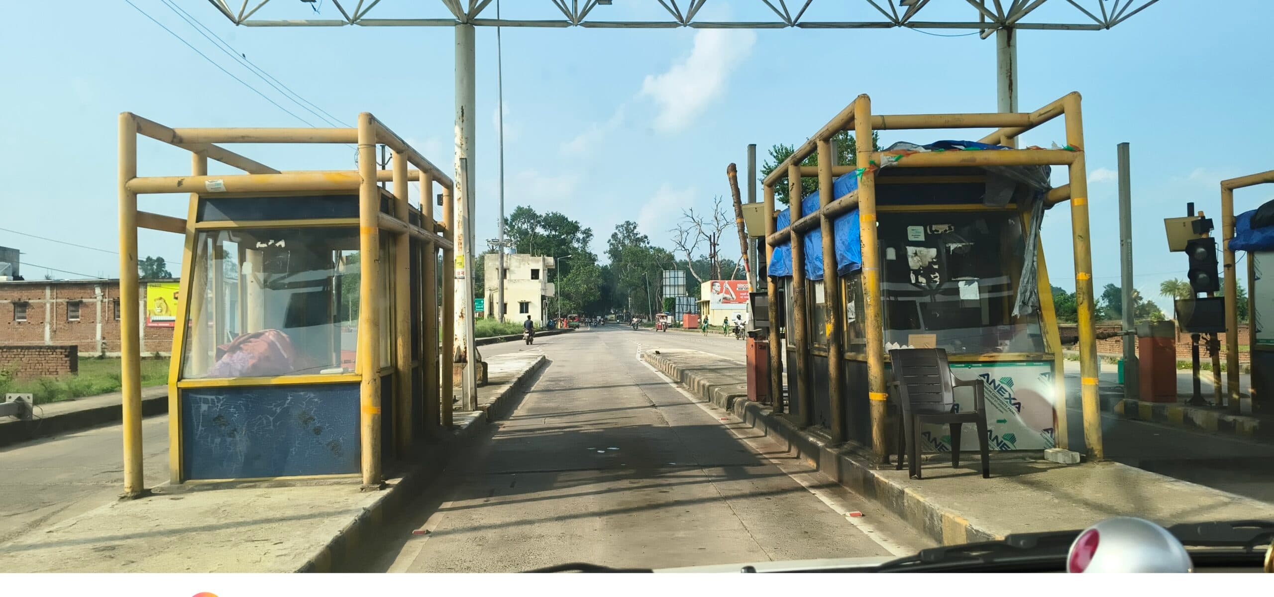 Giridih News :मानदेय नहीं मिलने से क्षुब्ध टोल कर्मियों ने किया कार्य बहिष्कार, बिना टोल टैक्स दिये जा रहे लोग