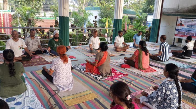 Giridih News: पतंजलि परिवार के सहयोग से शुरू हुआ योग शिक्षक प्रशिक्षण शिविर