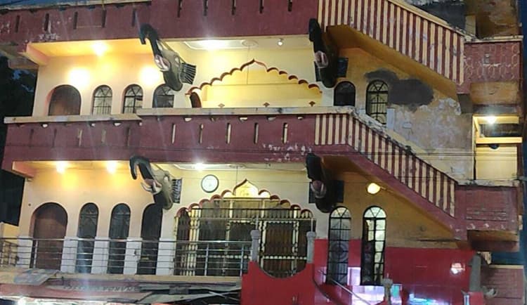 Giridih News: चंद्र ग्रहण को लेकर बंद रहे मंदिरों के कपाट