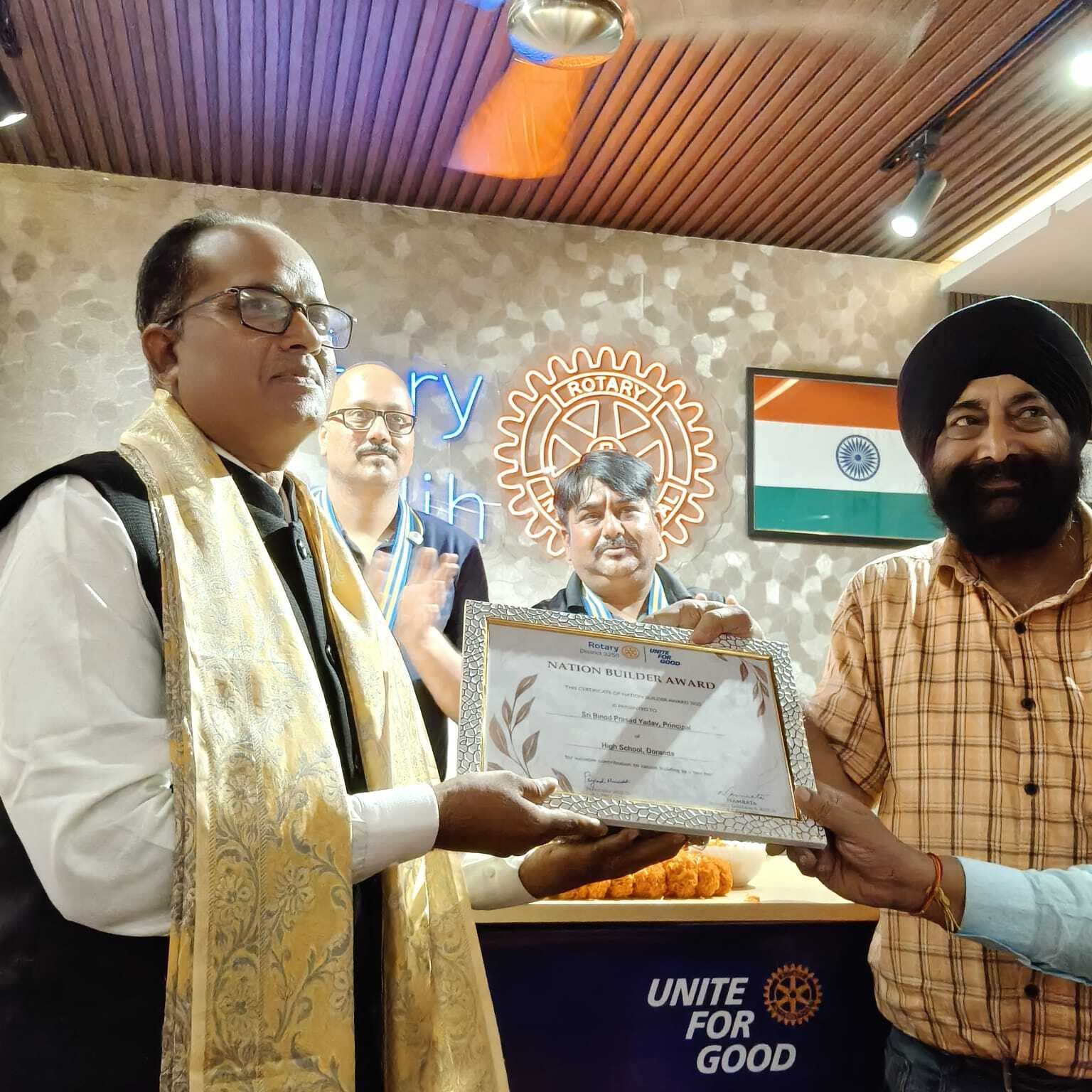 Giridih News: प्लस टू वीरेंद्र अयन उवि के प्राचार्य को मिला नेशन बिल्डर अवार्ड