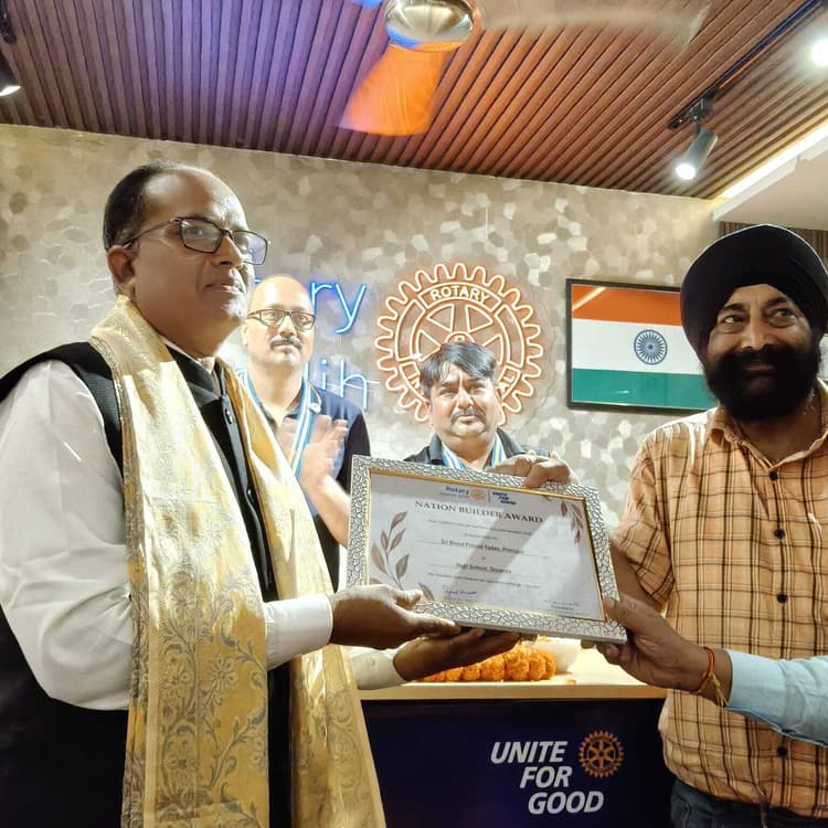 Giridih News: प्लस टू वीरेंद्र अयन उवि के प्राचार्य को मिला नेशन बिल्डर अवार्ड