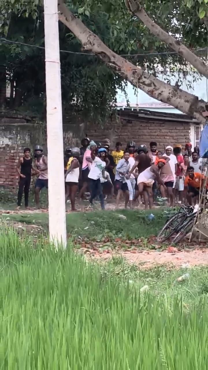 बच्चों के झगड़े में दो गांव के लोगों में रोड़ेबाजी व गोलीबारी में छह घायल