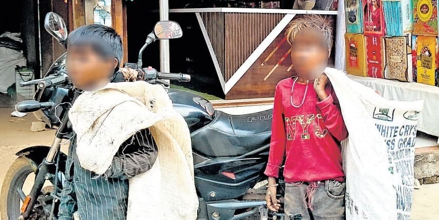 Giridih News: कचरे के ढेर में भविष्य तलाश रहे हैं महादलित परिवार के बच्चे