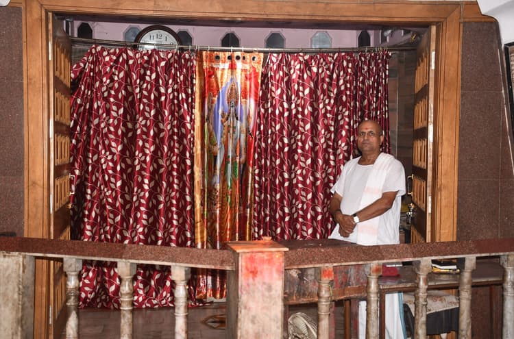 Bokaro News : मंदिरों के कपाट रहे बंद, भक्तों ने बाहर से किये दर्शन