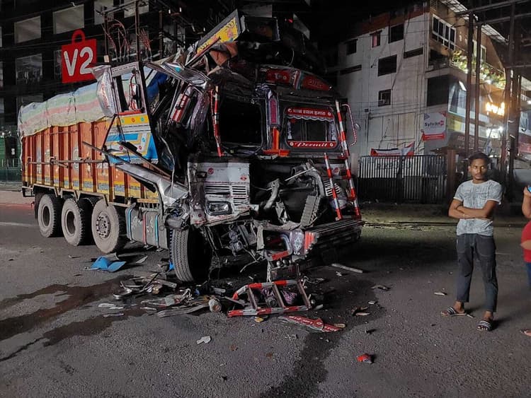 Dhanbad News : आगे चल रहे ट्रक से टकराया दूसरा ट्रक, चालक गंभीर