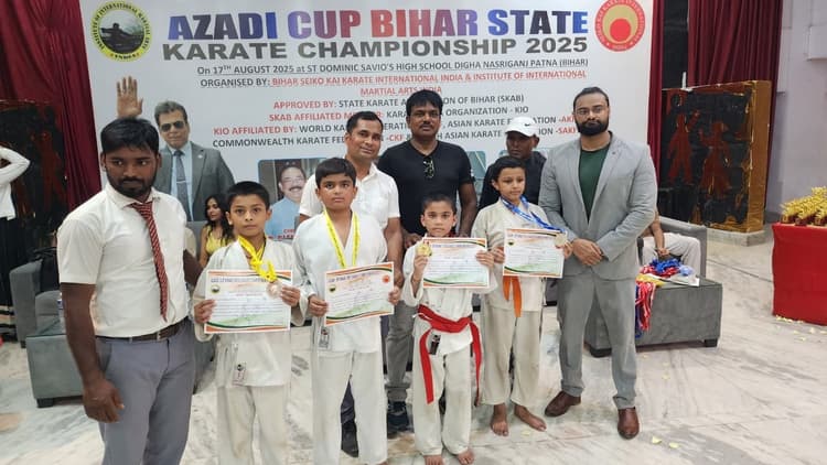 दीघा में कराटे चैंपियनशिप में जिले के खिलाड़ियों ने झटके तीन गोल्ड मेडल