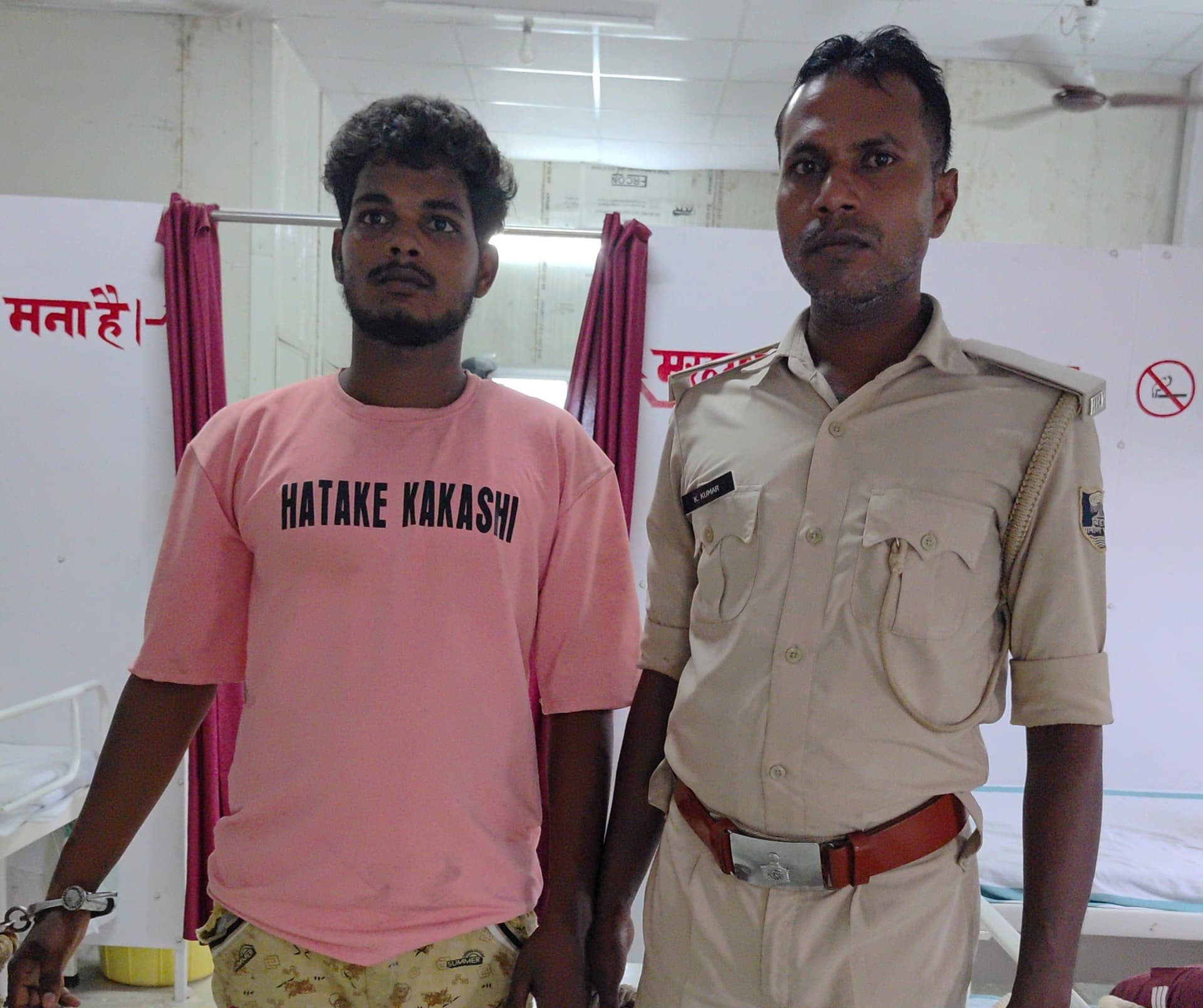 पुलिस ने शराब बेच रहे धंधेबाज को खदेड़कर पकड़ा