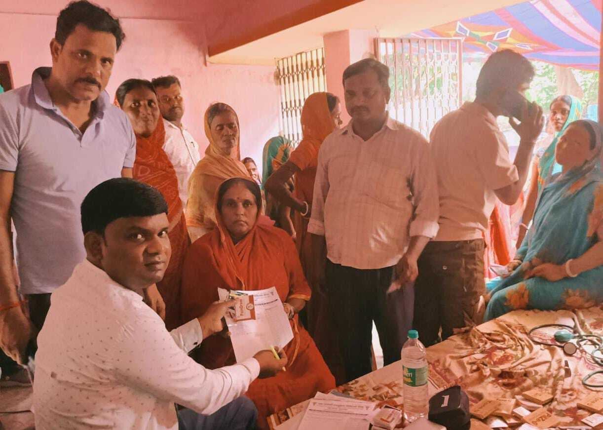 hajipur news. नि:शुल्क स्वास्थ्य जांच शिविर में विभिन्न रोगों की हुई जांच